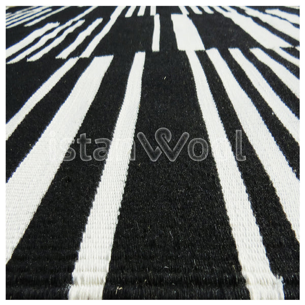 Alfombra Kilim Moderna de Lana Hecha a Mano, Color Blanca con Negro. Colección Makalu