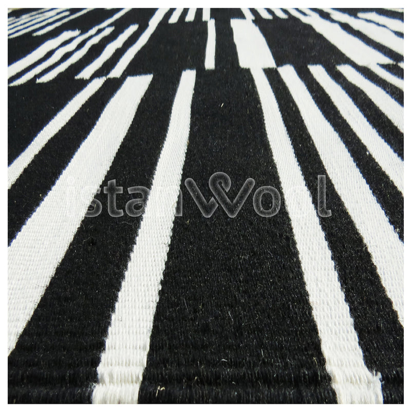 Alfombra Kilim Moderna de Lana Hecha a Mano, Color Blanca con Negro. Colección Makalu