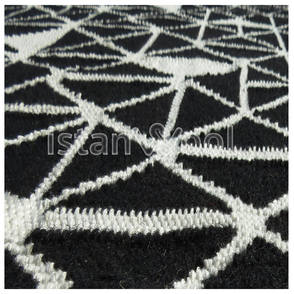 Alfombra Kilim Moderna de Lana Hecha a Mano, Color Blanca con Negro. Colección Makalu