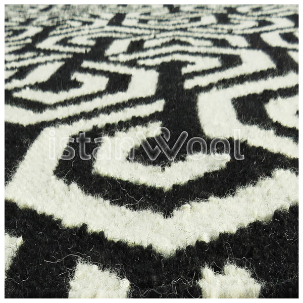 Alfombra Kilim Moderna de Lana Hecha a Mano, Color Blanca con Negro. Colección Makalu