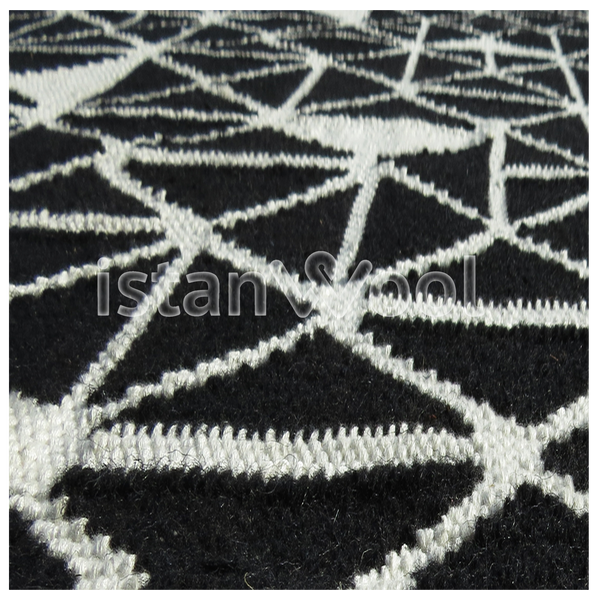 Alfombra Grande de Lana Hecha a Mano Kilim Moderna, Gruesa, Blanca con Negro. Colección Makalu.